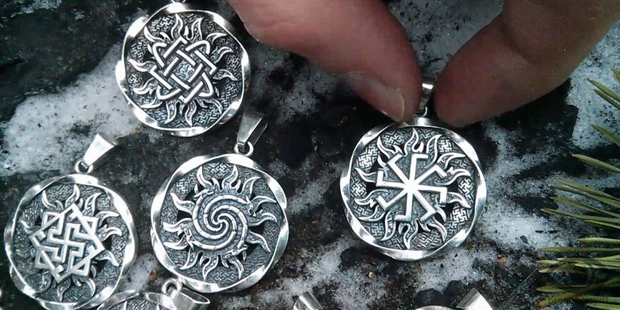 Slawische Amulette aus Silber, die Reichtum anziehen