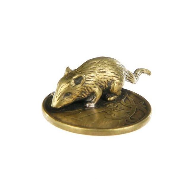 Amulett einer Geldbeutelmaus mit einer Münze des guten Omens in Geldangelegenheiten