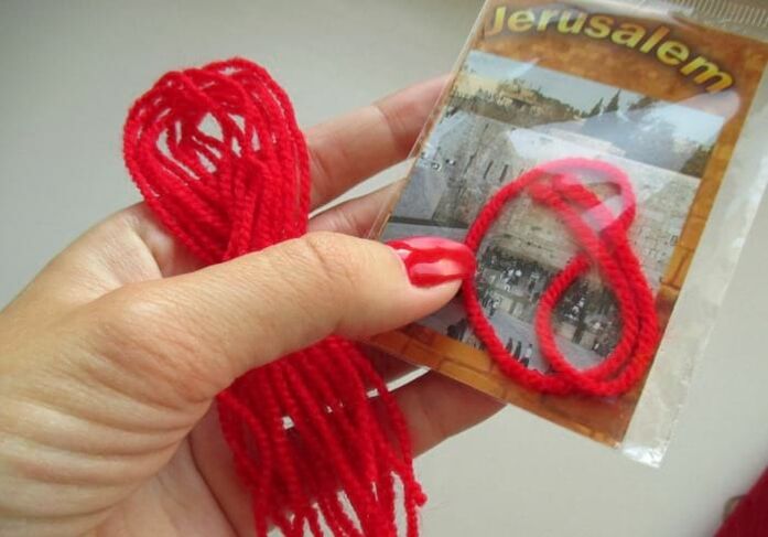 Roter Faden aus Israel als Glücksbringer